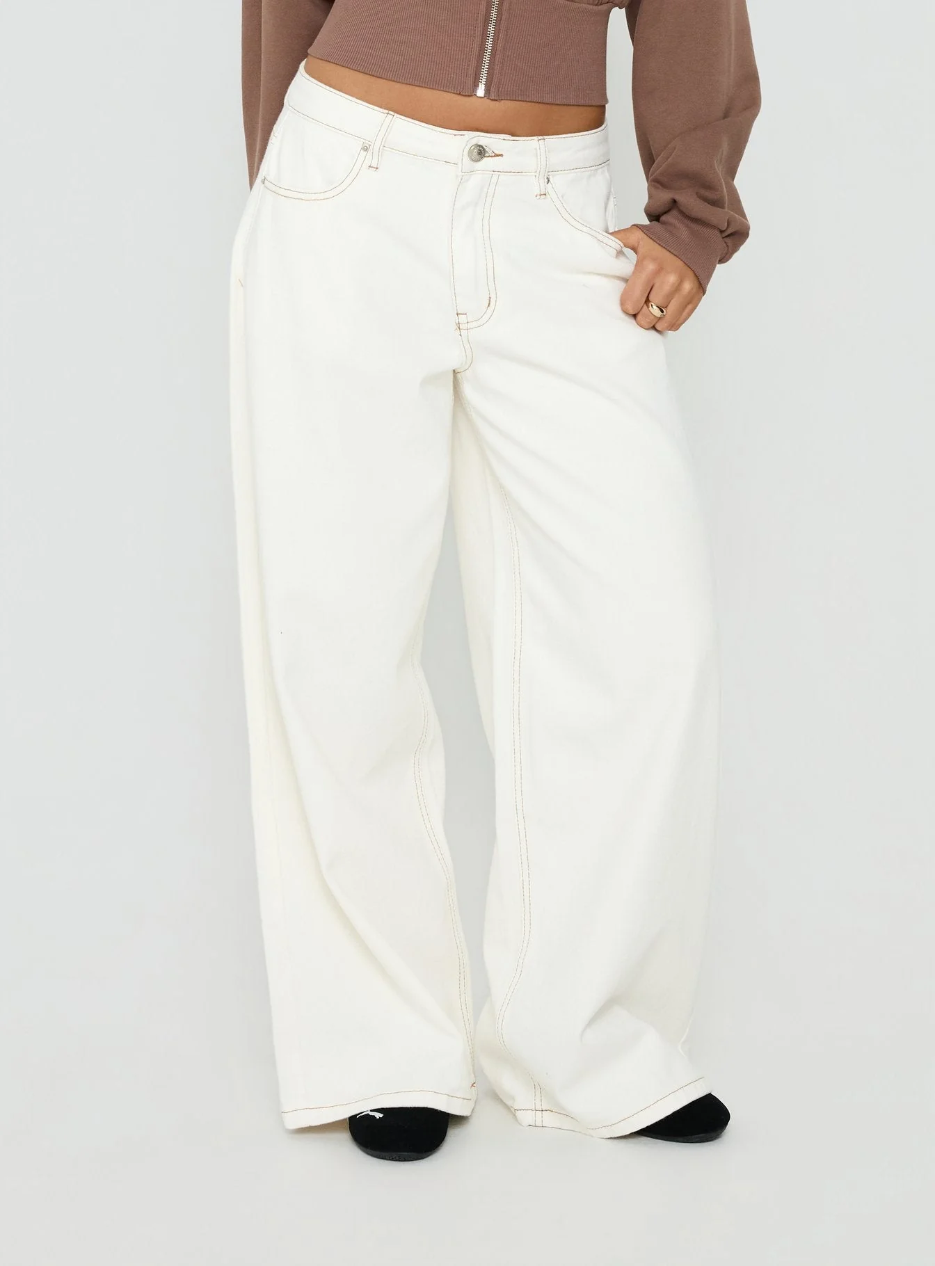 Naylor Mid Rise Wide Leg Jeans Cream Petite - Image 2