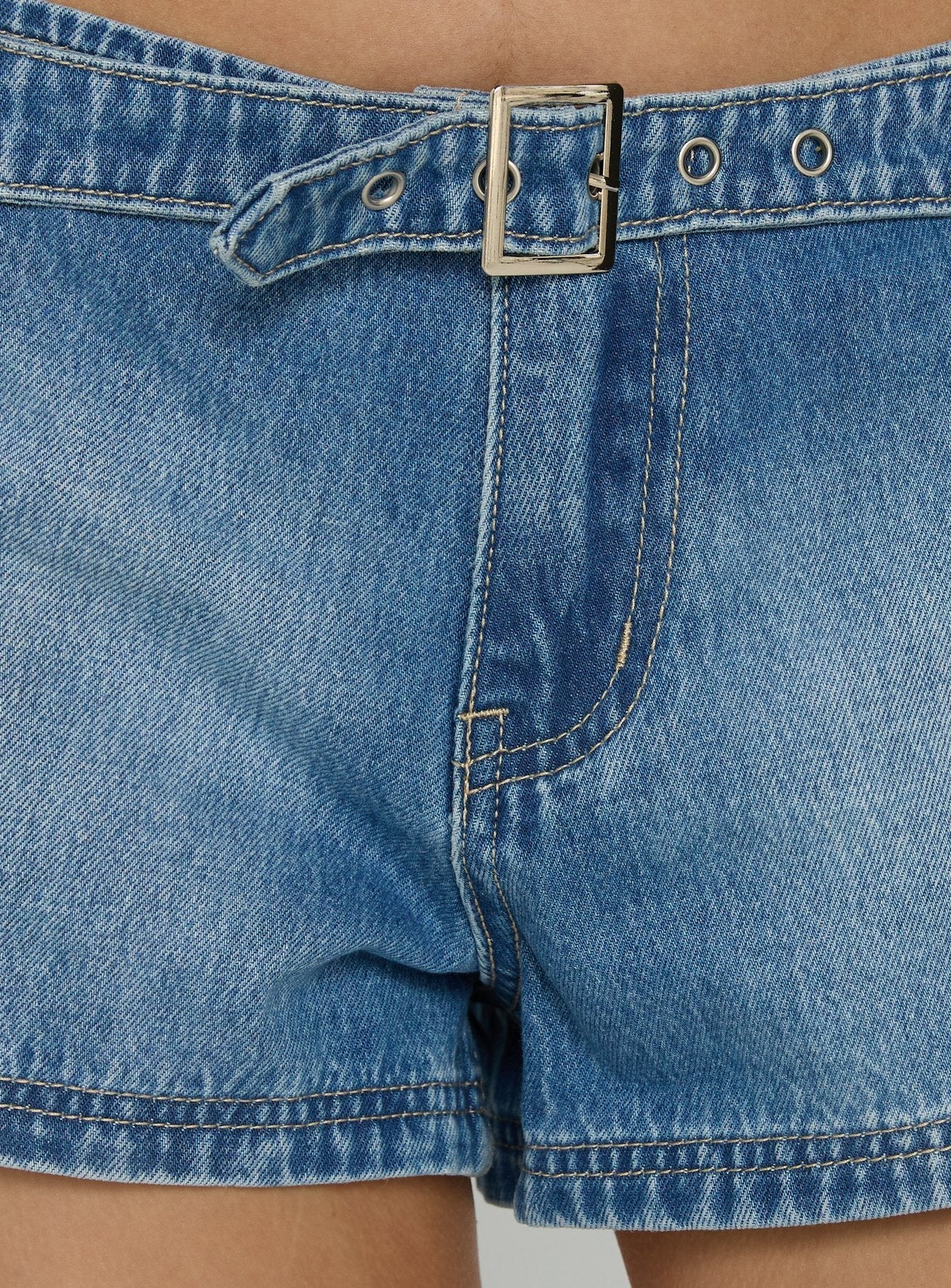 Wittney Buckle Micro Shorts Mid Blue Wash - Image 6